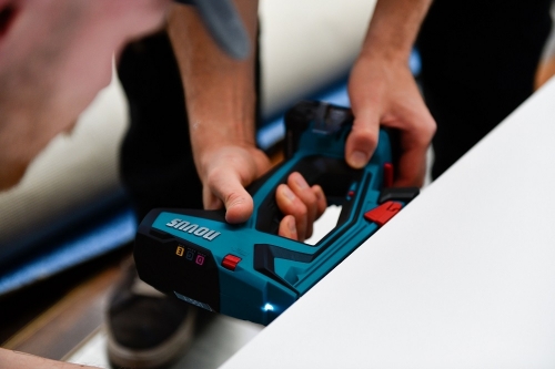 Set capsator electric profesional fara fir tip tacker Novus J-550 cu geanta de transport, 1 baterie CAS 18V + incarcator si 5.000 capse